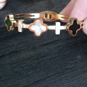 Clover bangle